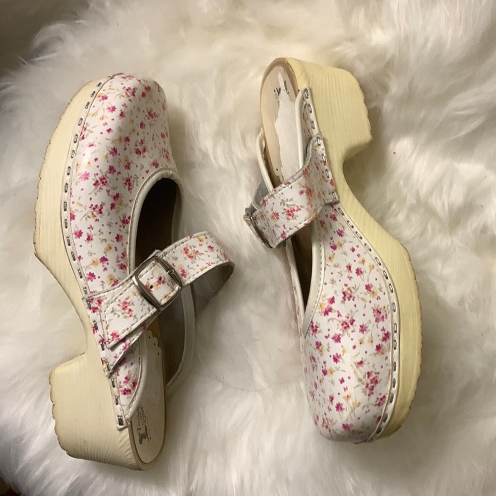 Super comfy leather clog with silver buckle accent.